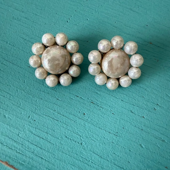 unknown Jewelry - Vintage‎ Faux Pearl Clip-On Earrings – Classic Floral Cluster Design